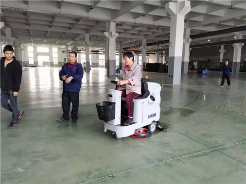 优尼斯驾驶式洗地机